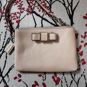 NEW COACH Elegant Cream Bow ZIP WRISTLET PURSE  5 x 6.5 in. w Card Holders